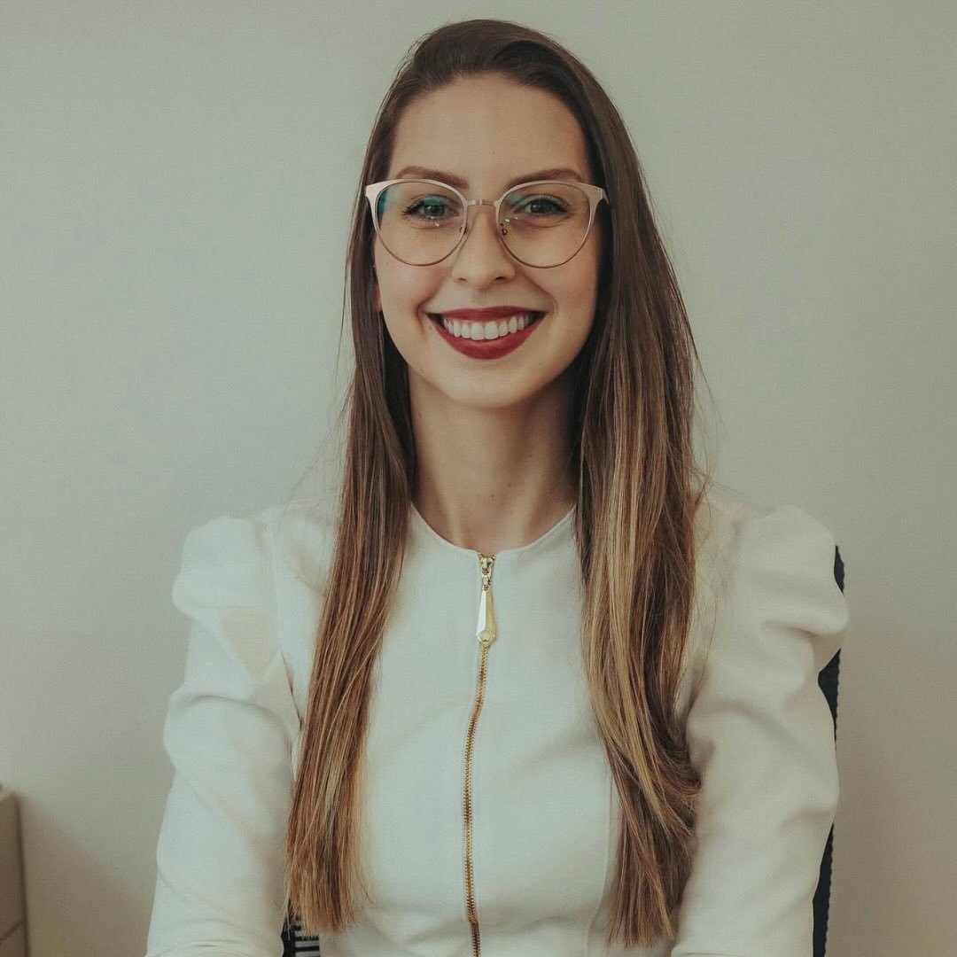 Dra. Sabrina Hobold, cirurgiã-dentista em Florianópolis, sorrindo em retrato