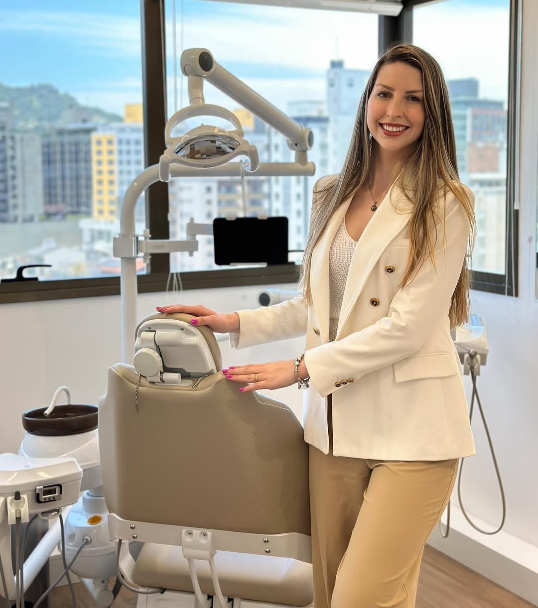 Dra. Sabrina Hobold atendendo em seu consultório na Trindade — 'meu lugar favorito de fazer a diferença'