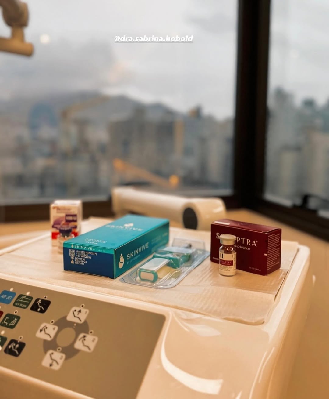 Harmonização facial no consultório da Dra. Sabrina Hobold — Botox, Skinvive e Sculptra